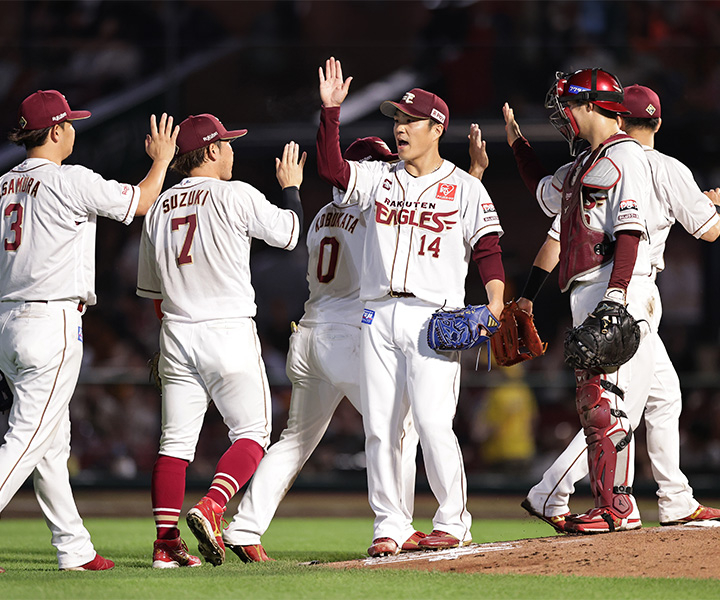 昨季優勝を決めた楽天。守護神・則本昂大[中央]は交流戦6セーブを記録