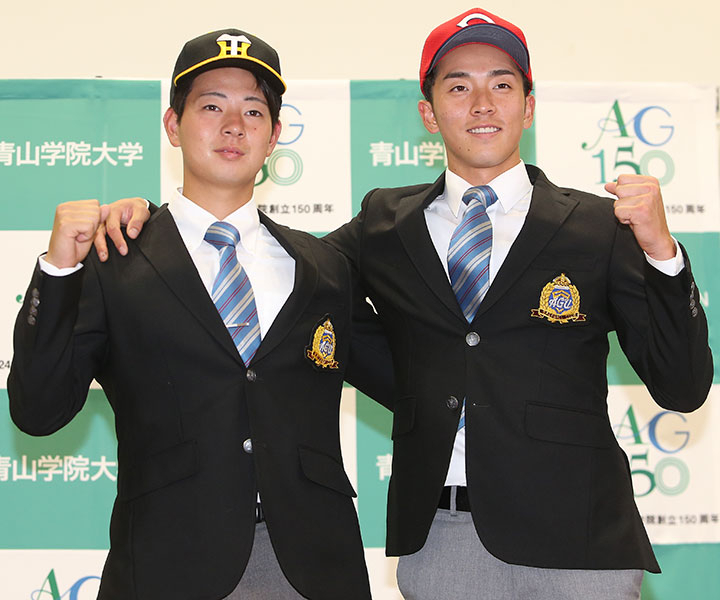 23年、広島から1位指名された青学大・常廣[写真右]と阪神から1位指名された青学大・下村[写真左]