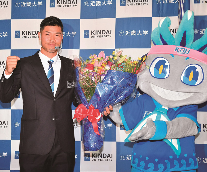 20年、近大・佐藤輝明は4球団の競合の末に地元球団の阪神へ。近大のマスコット『KINDAI BIG BLUE』[写真右]も祝福した