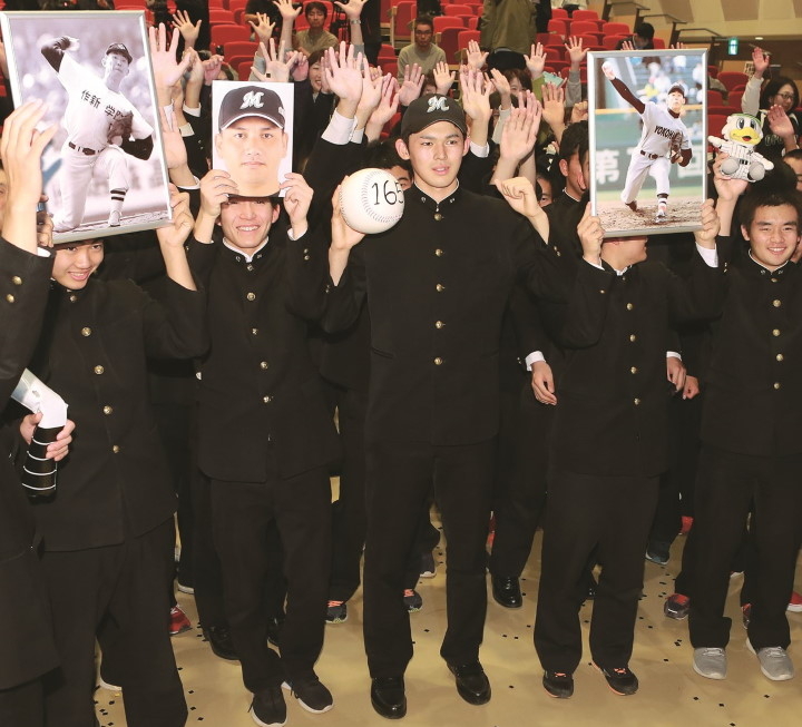 19年、ドラフト最大の目玉となった163キロ右腕、大船渡高・佐々木朗希は、ロッテが交渉権を引き当てた