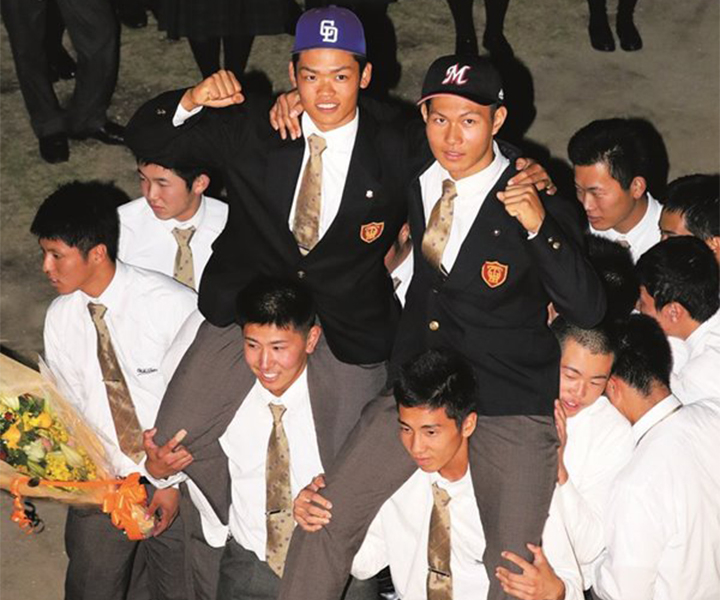 18年、1巡目入札では根尾4球団、藤原3球団と人気を集め、それぞれ中日、ロッテが交渉権を獲得