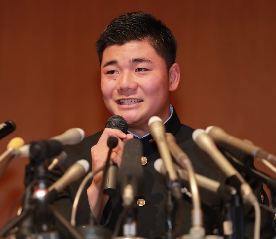 17年、高校通算111本塁打を放った“怪物”スラッガー、早実・清宮幸太郎は7球団が重複し、日本ハムが交渉権を獲得した