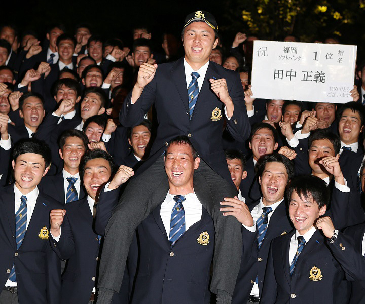 16年、一時は全球団が1位で競合かと言われた創価大の田中正義は5球団が競合し、ソフトバンクへ