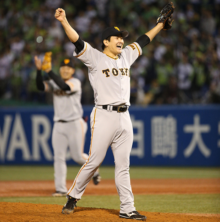 全身で喜びを表現する菅野