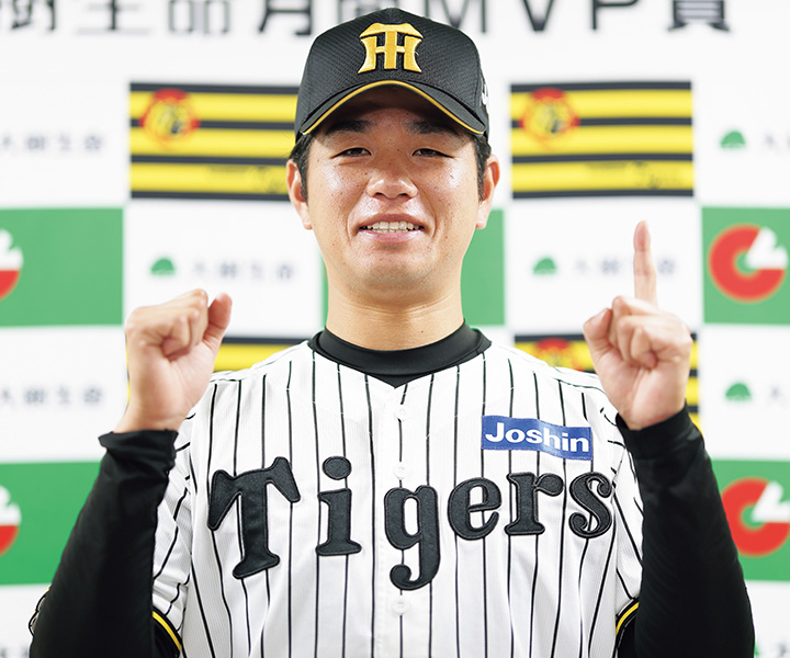 3、4月で4試合に登板し3完封勝利を飾り、文句なしの月間MVPに。笑顔で会見する高橋[写真=牛島寿人]