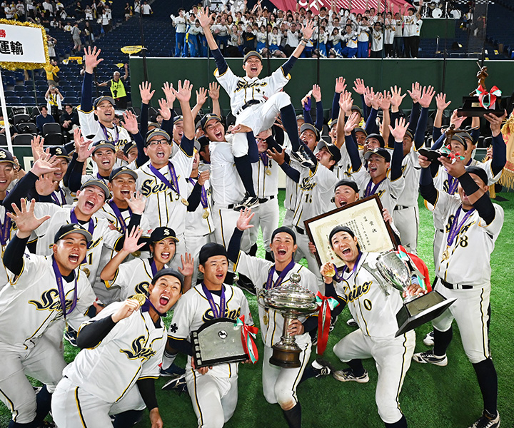 西濃運輸・佐伯監督は前回優勝の14年は橋戸賞。ナインの手によって胴上げされ、指揮官としての黒獅子旗奪取も格別だった[写真=矢野寿明]