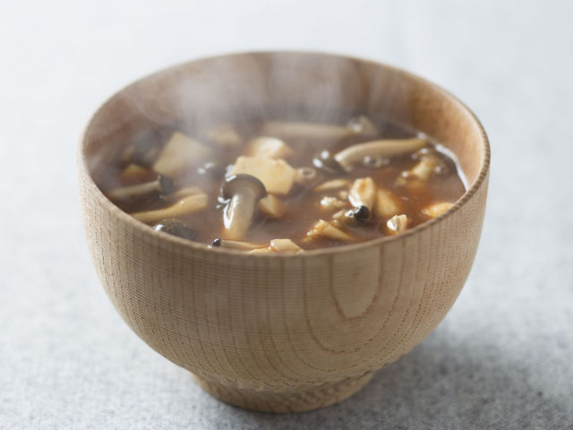 しめじ・豆腐の赤だし
