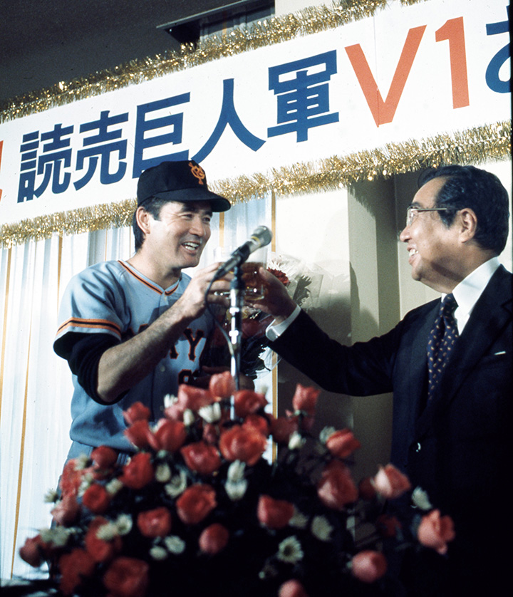 【本物ポジフィルム】1976年セ・リーグ優勝読売ジャイアンツ　長嶋監督の胴上げ！ 1976年、リーグ優勝を決めて、満面の笑みで胴上げされる巨人の長嶋茂雄