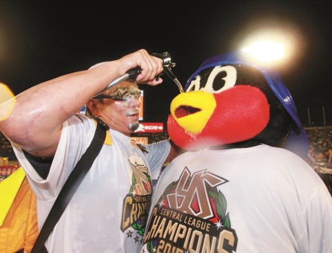つば九郎焼酎　2015祝優勝 つば九郎焼酎 2015祝優勝 話題のコラボ限定商品が全国発売に 「久米