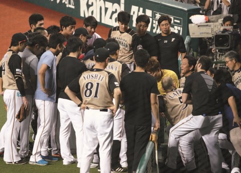 国内外の人気！ 2016/10/29 日本ハムファイターズ優勝時胴上げ写真 