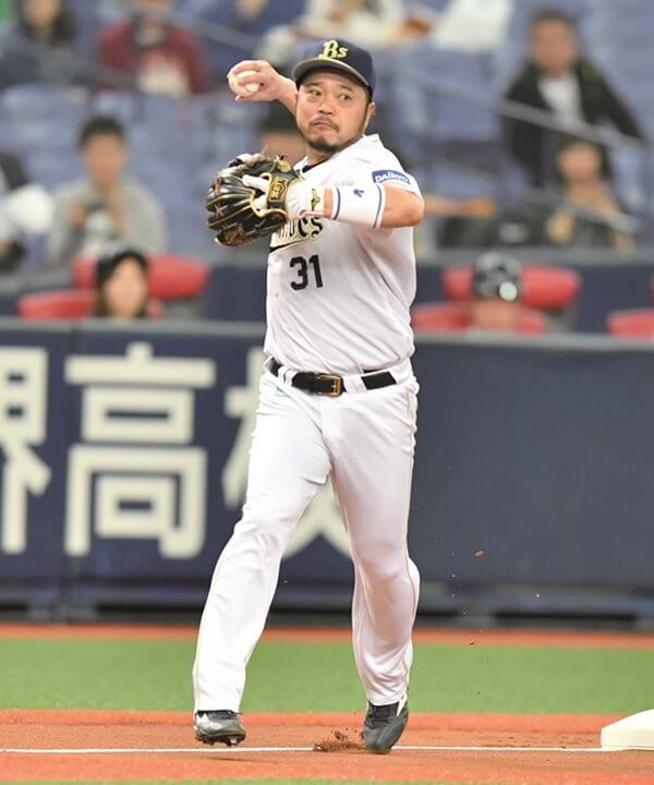 オリックス・小谷野栄一内野手 小指2本設計と2ポケットで打球の強弱に