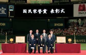 ジャイアンツ 長嶋茂雄/松井秀喜 国民栄誉賞受賞記念 セレモニー始球式の写真 長嶋茂雄＆松井秀喜 国民栄誉賞授与式 | 野球コラム - 週刊ベース
