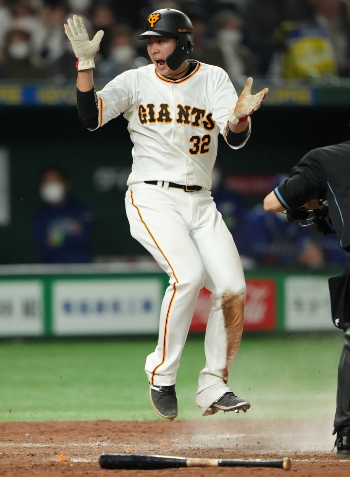 巨人 移籍後初の開幕スタメン 背番号32の意地と覚悟 12球団開幕シリーズcheck 野球コラム 週刊ベースボールonline