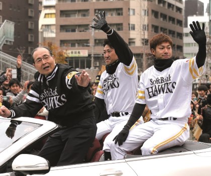 連覇の広島カープが優勝パレード、平和大通りでファンが祝福