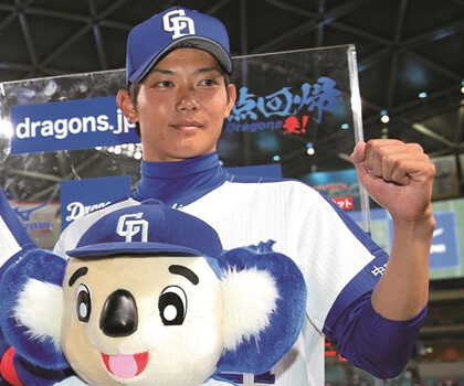 中日・岡田俊哉インタビュー　この左手と生きていく――。 「ボールを投げ始めたころ、絶望しかなかったです」