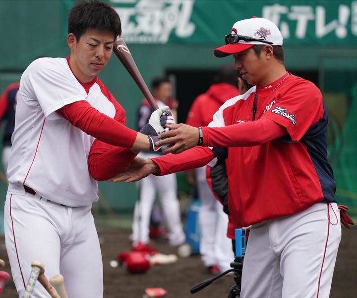 野球広島カープ  東出輝裕  プロ初打席写真