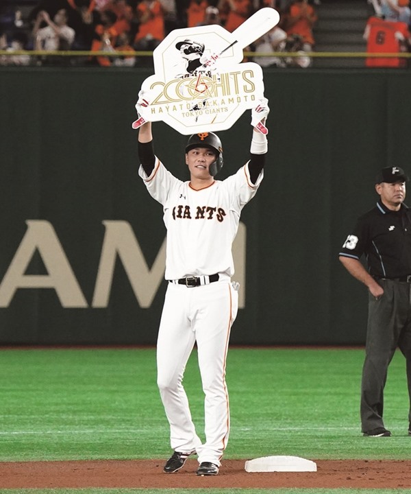 坂本勇人が通算2000安打達成 31歳10カ月は右打者では史上最年少記録 