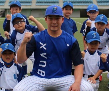 横浜DeNAベイスターズ　ゲームパンツ　支給　松井飛雄馬選手 DeNA野球振興・スクール事業部 松井飛雄馬 大好きな子どもたちに囲まれ