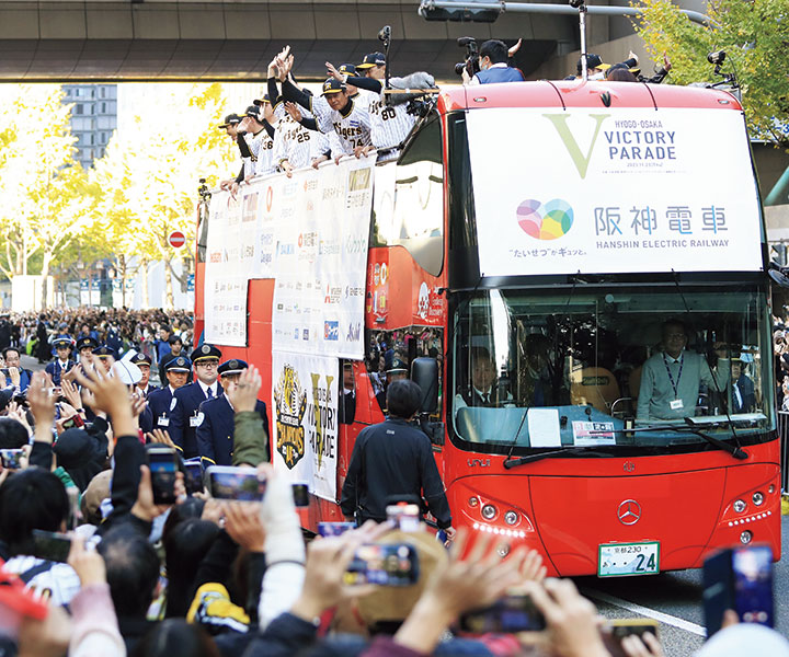 阪神・祝！　38年ぶりの日本一　65万人を動員し感動のパレード