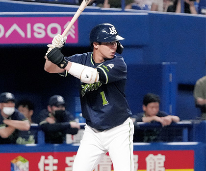 【連続写真】ヤクルト・山田哲人「わずかなズレをさまざまな形でカバーできるのも一流のバッターの証し。そのすごさが垣間見えた」
