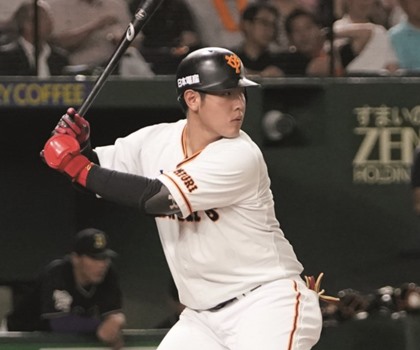 【連続写真】巨人・岡本和真「前半戦に打率が2割4分台に低迷していたのは、後ろ側の大きな円運動に原因がある可能性も」