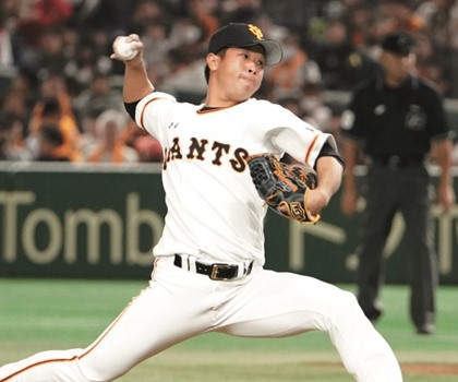 【連続写真】巨人・鍬原拓也「加入2年目ながら体つきが良く土台はしっかり。手首の角度、シフトチェンジ改善でボールの威力増も」