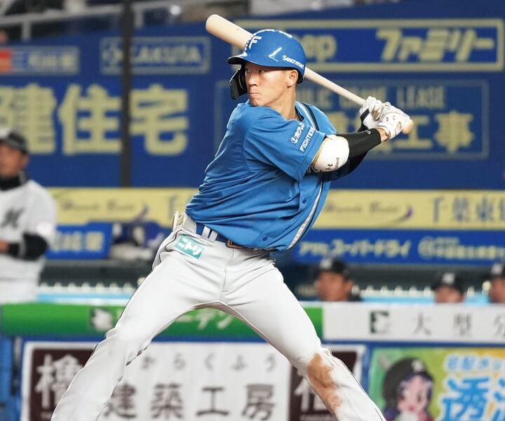 【連続写真】日本ハム・矢澤宏太「後ろ足が伸びて粘りがなくなり泳がされて打っているイメージ」