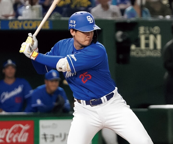 【連続写真】中日・石川昂弥「レジェンドを彷彿とさせるような線でとらえる素晴らしいスイング」