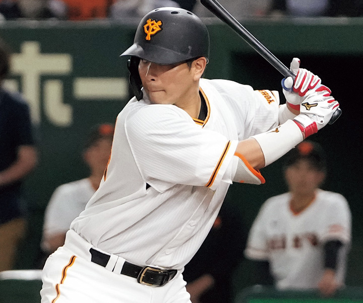 【連続写真】巨人・大城卓三「下半身からの力を伝えるスイング。バットの角度にさらなる進化の余地」