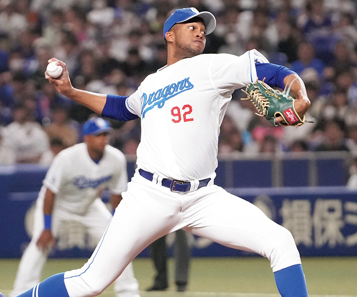 【連続写真】中日・R.マルティネス「リラックスしたフォームから体のパワーをすべてボールに伝える」