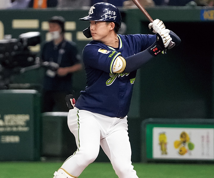 【連続写真】ヤクルト・長岡秀樹「柔らかくセンスを感じるスイング左手首の使い方に改善の余地あり」