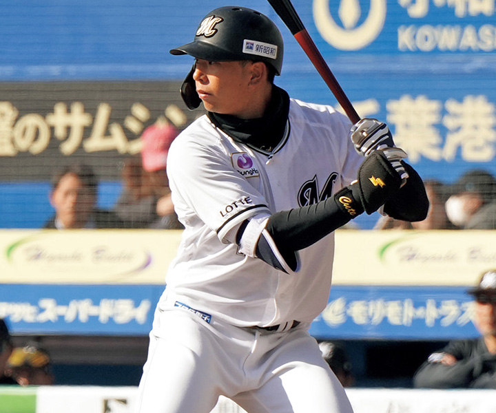 【連続写真】ロッテ・上田希由翔「右足のつま先を前方に向けて右膝の柔軟性を生み出したい」