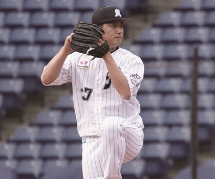 【連続写真】ロッテ・小野郁「右腕の上がりがやや遅く、着地に間に合っていない状態。右腕とは逆の左手が重要でしっかりと使う意識を」