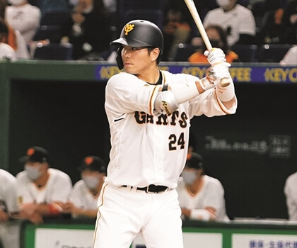 【連続写真】巨人・大城卓三「お手本は阿部慎之助コーチ。上半身は動かさず、下半身の移動だけを意識すればコンタクトに集中できます」