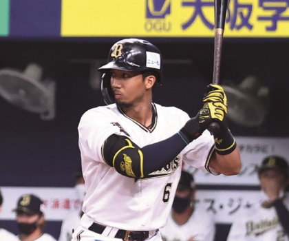 【連続写真】オリックス・宗佑磨「動きの少ないフォームで、残して後ろで打つ狙いを感じるが、すべて差し込まれたような打ち方。下半身が使えていない」