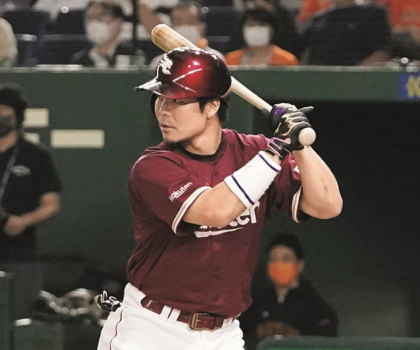 【連続写真】楽天・島内宏明「右ヒジが伸びて遠心力が使えるスイングを左ヒジでコントロール。しっかり踏み込んで、コンタクトするポイントも最高です」