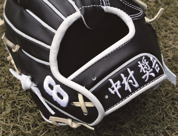 ロッテ・中村奨吾 ゼットのグラブ “使い続ける”を念頭にすべての