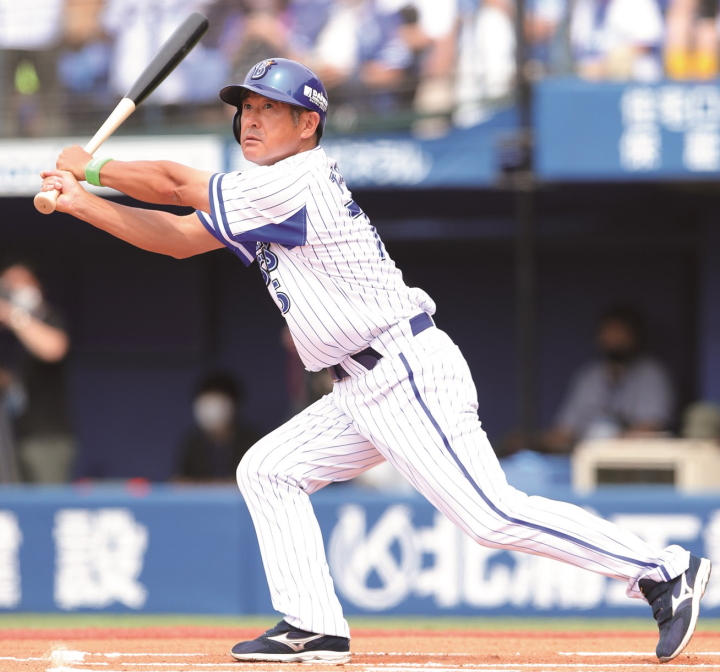 森敬斗 アンダーシャツ DeNA・森敬斗 ミズノの内野手用グラブ 先輩コーチのグラブとともに遊撃