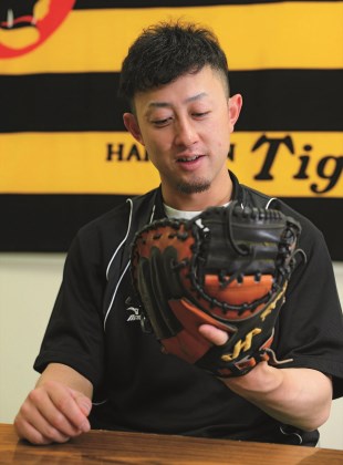 阪神・今成亮太のいつでも準備万端キャッチャーミット | 野球