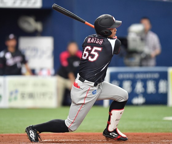 ロッテ・加藤翔平 バット＆ヘルメット 右と左では違うバッター。カモメ
