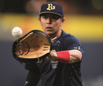 オリックス・若月健矢 久保田スラッガーのキャッチャーミット 1点を守り抜くため施した2つの改良 | 野球コラム - 週刊ベースボールONLINE