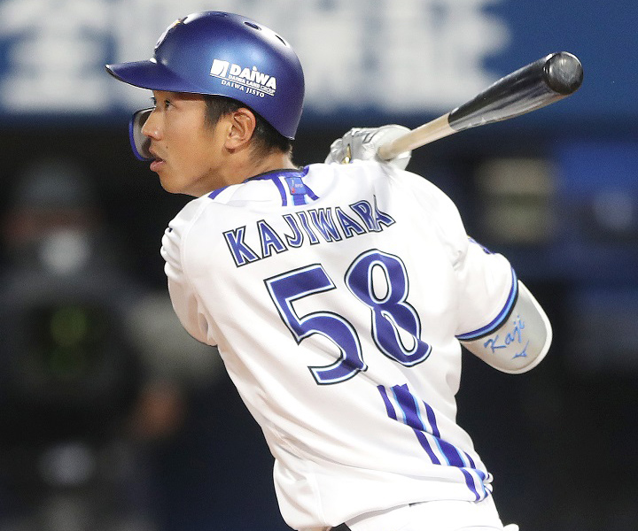 DeNA・梶原昂希　前へと進む大型外野手「ハマのギータ」／2年目の明暗