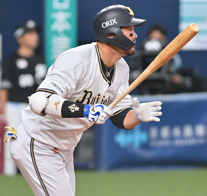 元オリックスのT岡田選手が使用していたスパイク。 - メルカリ