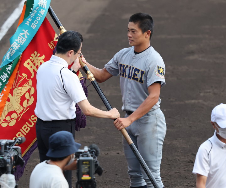 夏の甲子園で東北勢初制覇の佐藤悠斗[仙台育英高]が栄誉