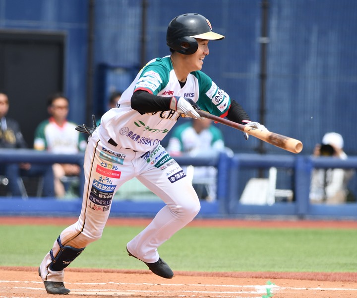 NPBバット　尾田剛樹　サムバット中日選手 中日・尾田剛樹、持ち味の脚でアピール 意表を突くプッシュ
