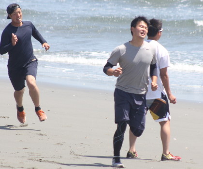 徳島投手陣、海岸で練習／四国ILリポート