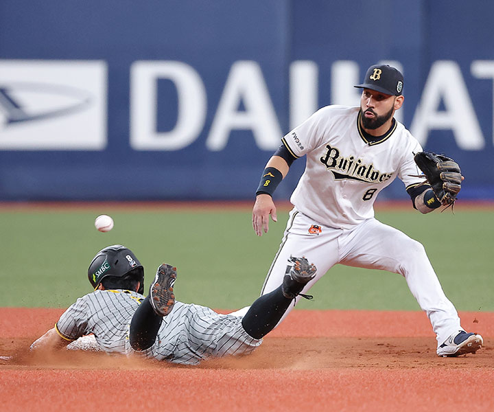 伊原春樹コラム「オリックス、阪神の頂上決戦は1勝1敗のタイ。日本シリーズを制するためにカギを握るのは先制点」