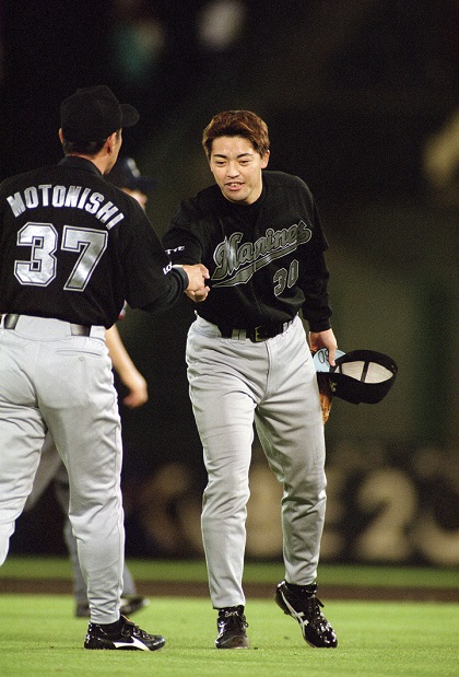千葉ロッテ　ZIPPOライター　小林雅英選手200セーブ記念 幕張の防波堤・小林雅英11試合連続セーブ（2001年6月20日） | 野球