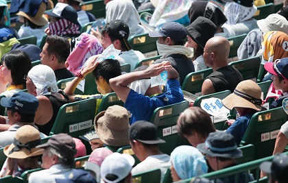 灼熱の甲子園、名物「かちわり」で熱中症対策
