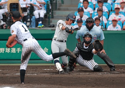 元ヤクルト・度会博文氏の次男・隆輝　横浜の1年生が右前打で甲子園デビュー！